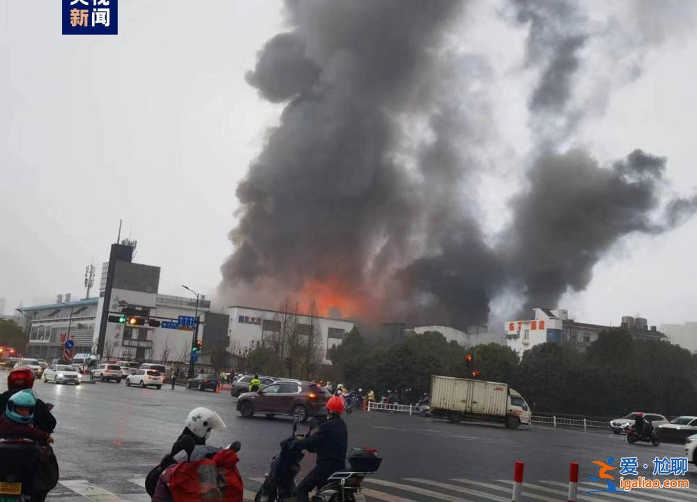 浙江杭州沈半路仓库起火 消防部门正全力救援？