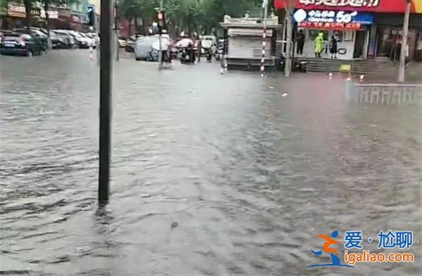 哈尔滨暴雨导致内涝，中央大街排涝，哈尔滨为何下暴雨[暴雨]？