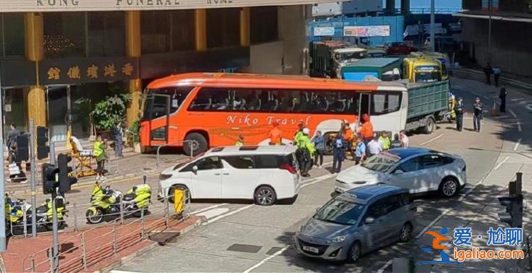 香港一旅游巴士撞上殡仪馆大门 画面曝光！警方称14人受伤？