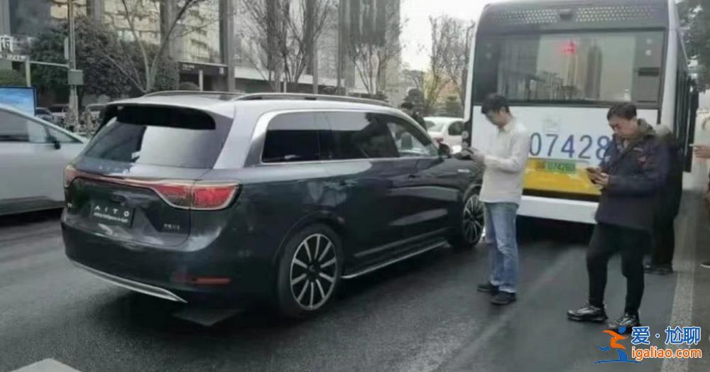 “1000万以内最好的SUV”在成都追尾了 啥情况？？