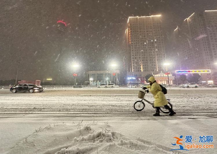 多条高速公路关闭 雪夜有人堵路上？