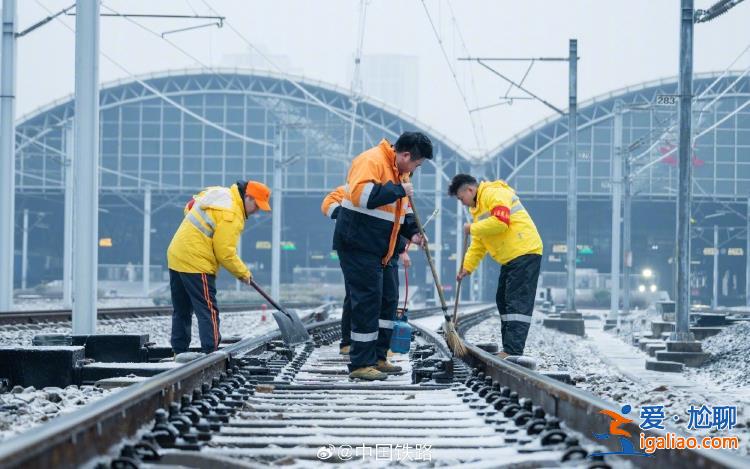 针对湖北、湖南等省份道路拥堵情况全面开展冰雪清除？