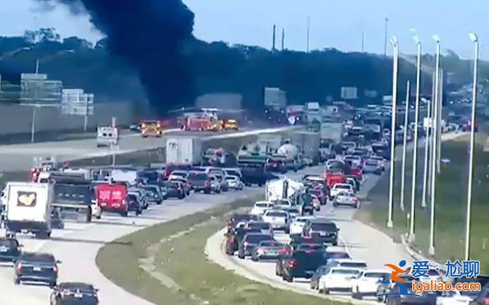 美国一飞机在公路紧急迫降撞上汽车造成2人死亡 现场冒出大股黑烟？